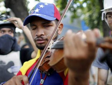 Βενεζουέλα: Χτυπήθηκε ο «βιολιστής των διαδηλώσεων»